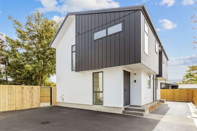 Stylish, Easy, FREEHOLD!