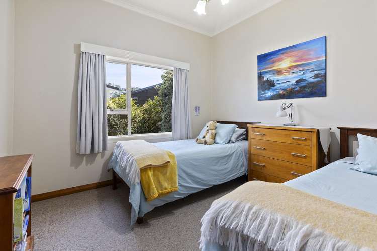 98 Apu Crescent Lyall Bay_13