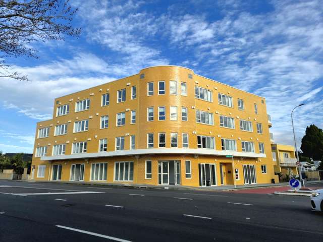 High exposure Waterview retail space