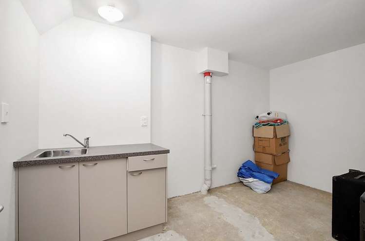 2/6 Raycroft Street Waltham_13