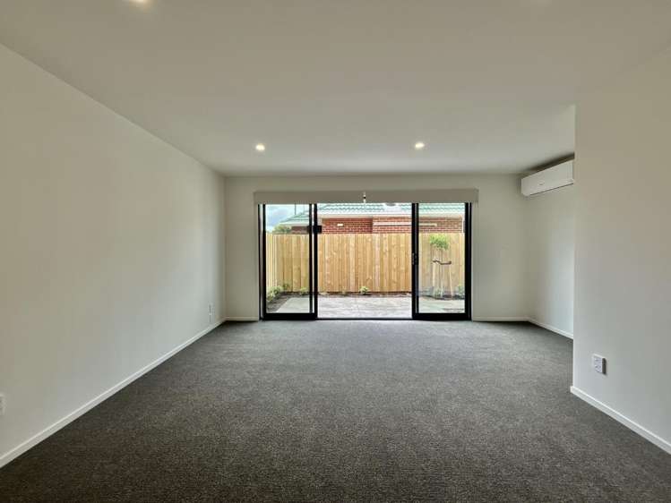 2/27 Evesham Crescent 10222_3