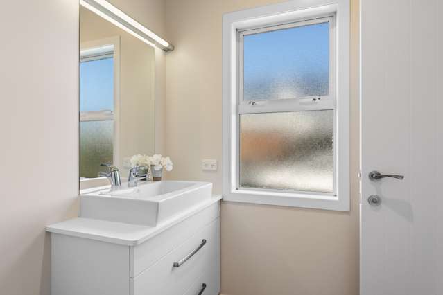 21 Chateau Crescent Rangatira Park_4