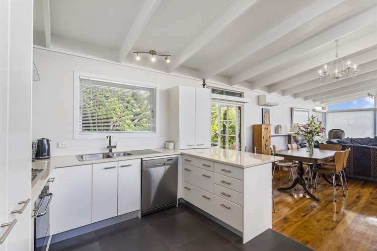 2 De Val Drive Titirangi_5