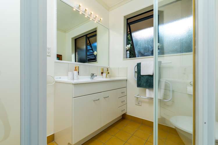 5b Olwyn Place Greenhithe_16