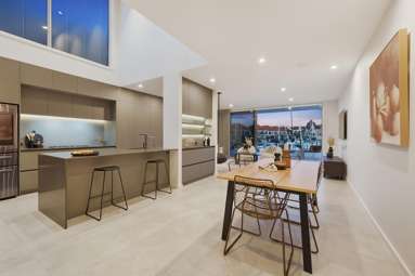 579A Laurie Southwick Parade_3