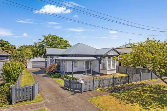 Charming Villa with Multi-Vehicle Garaging!