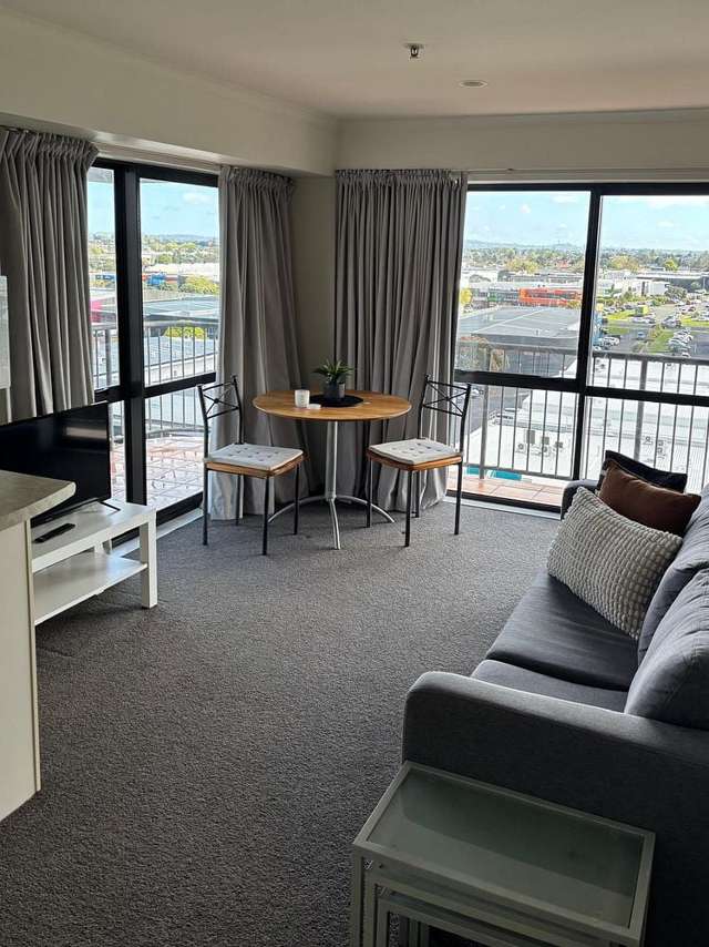 Stylish Apartment with Stunning Views in Manukau