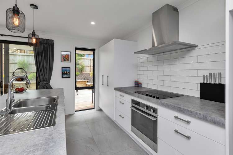 11 Rolling Stone Rise Tikipunga_7