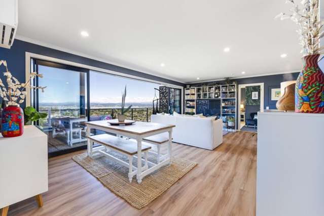 Designer Stoke Home, Breathtaking Views!