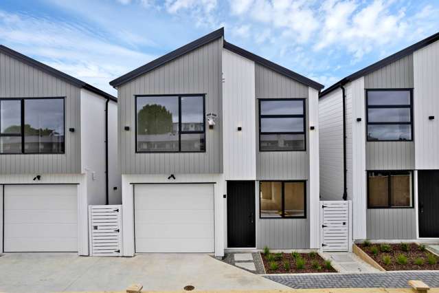 Stunning Brand New Papatoetoe Home !!