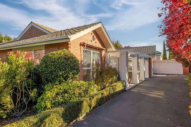 The Merivale plaster townhouse sold under the hammer for $465,000 after a competitive bidding war. Photo / Supplied