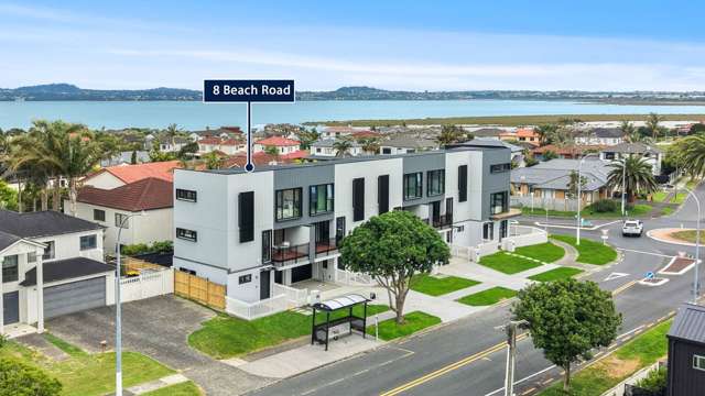 Corner House with Harbour Views!