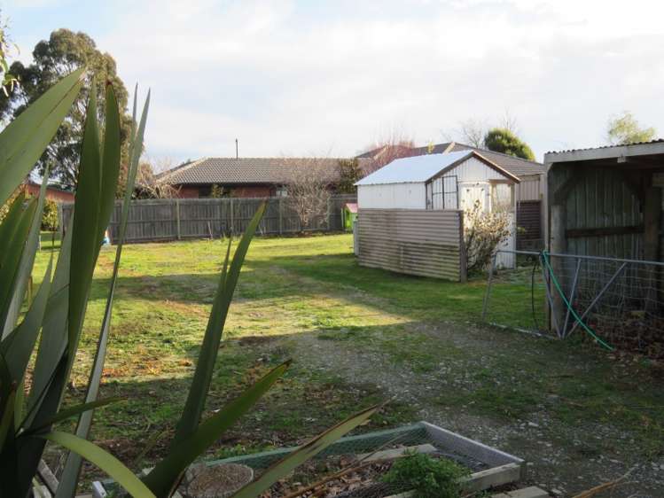 27 Chertsey Line Road Chertsey_16