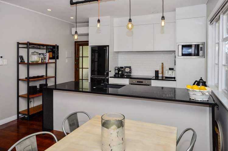 2/1 Varlene Terrace Forrest Hill_2