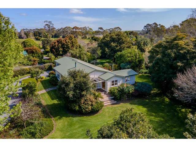 CHARMING CHARACTER HOME, STUNNING GARDENS