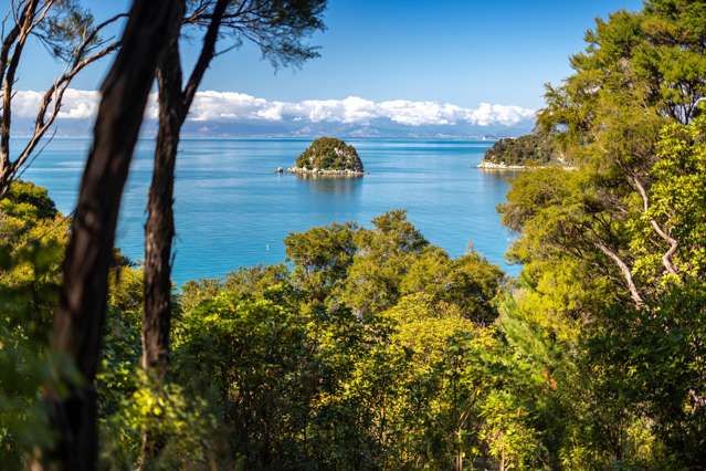 Rare coastal sanctuary – Split Apple Rock headland