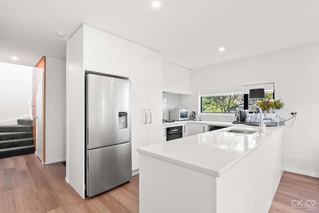 1/51 Kings Crescent Lower Hutt Central_1