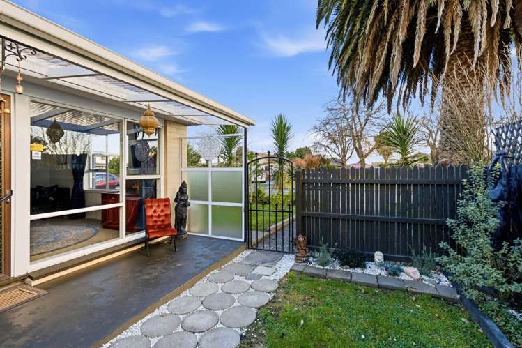 2/2 Lomax Place_1