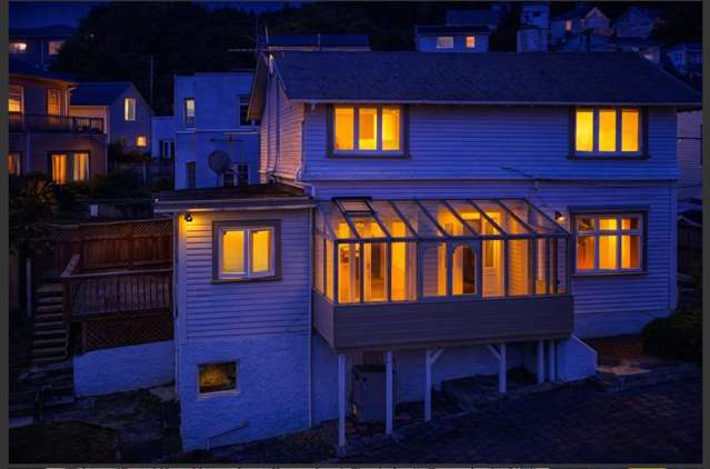 Premium Central Thorndon Living: 4 BR 2 Car Parks