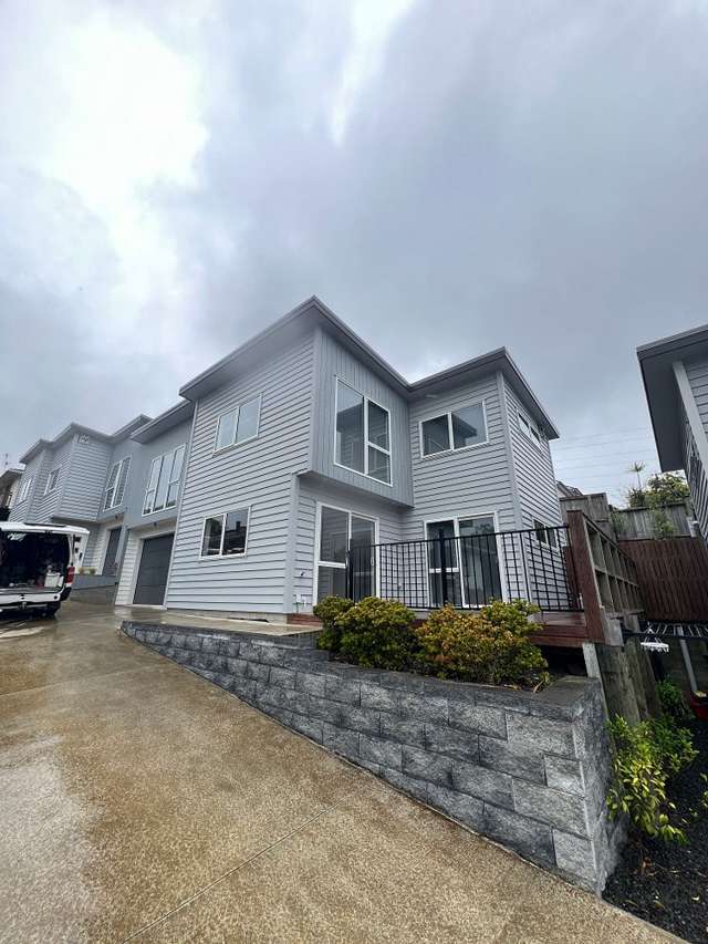 Modern design 4 bedroom house with outdoor decking