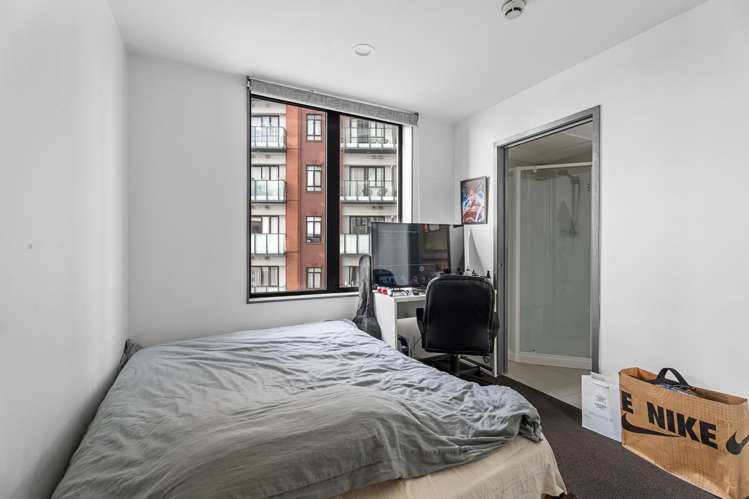 902/36 Eden Crescent_4