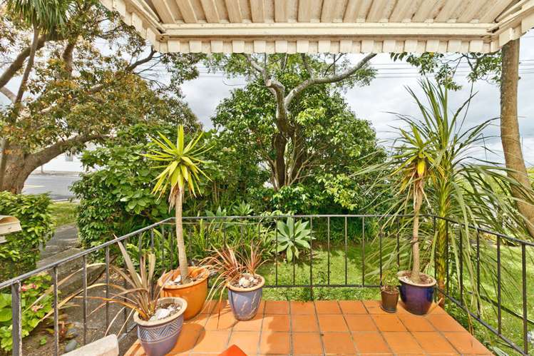 2/140 Calliope Road Stanley Point_5