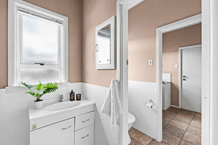 46 Menin Road Onekawa_11