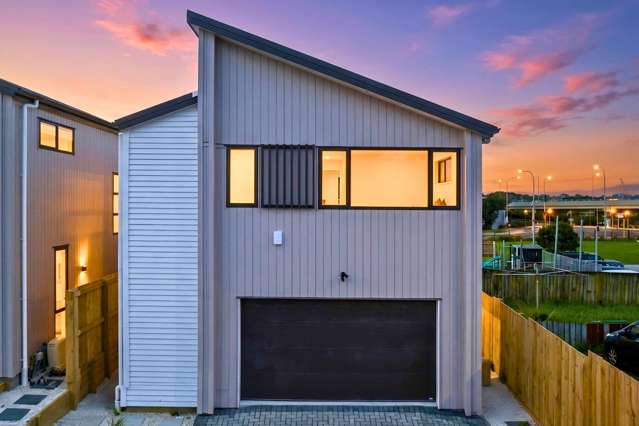 Standalone New &2 Parking Spaces Garage-Rare Find