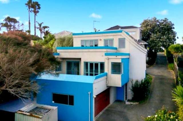 Great location wtih sea view. Short term priced to sell!