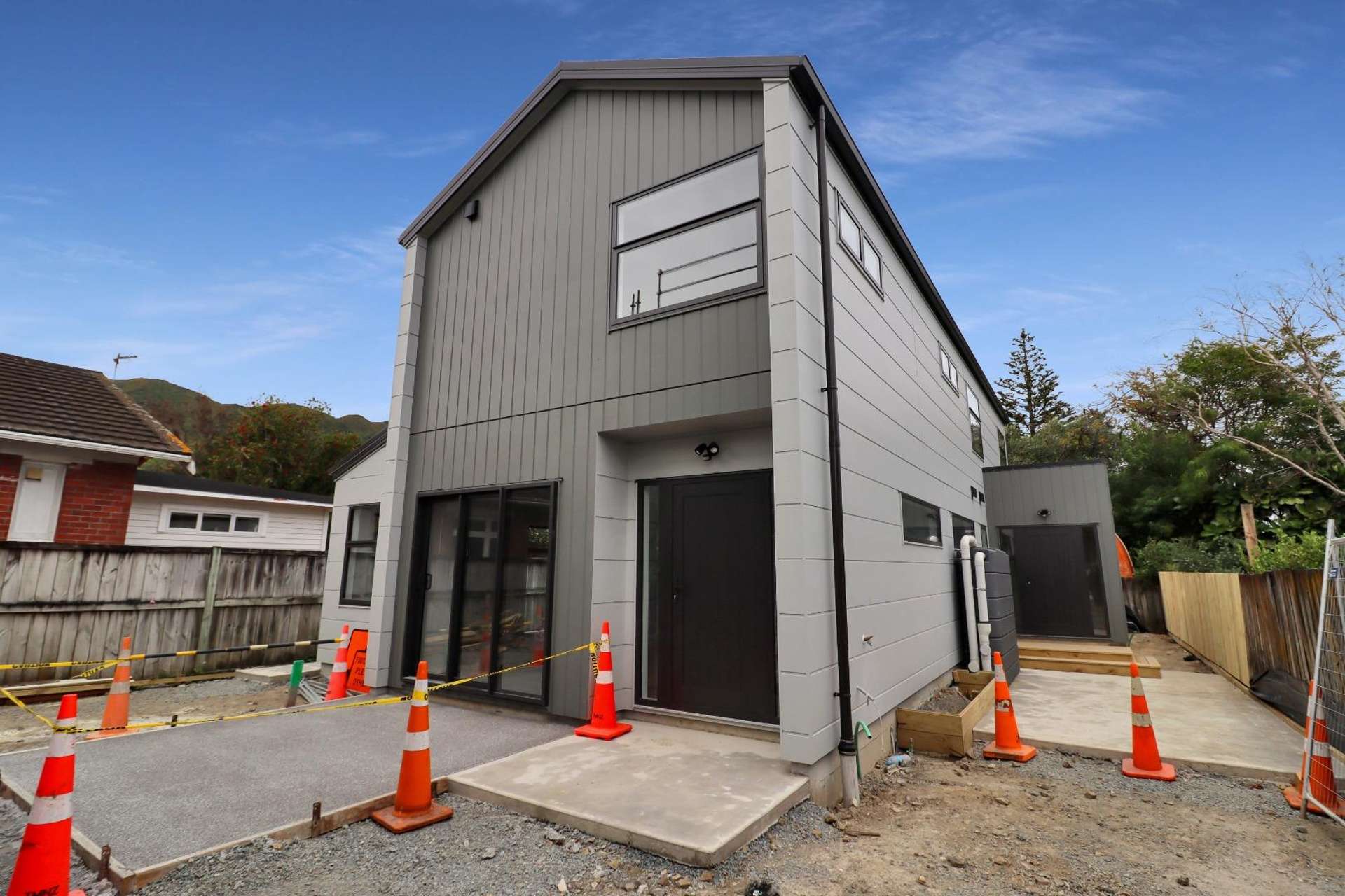 B/137 Whites Line East 1369_0