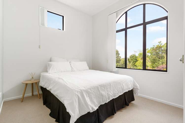 2/12 Herons Way Northcote_12