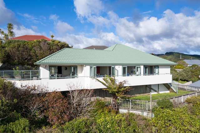 MODERN & SUNNY WITH VIEWS IN KARORI