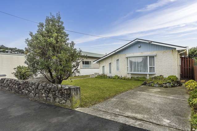 96 Apu Crescent Lyall Bay_1