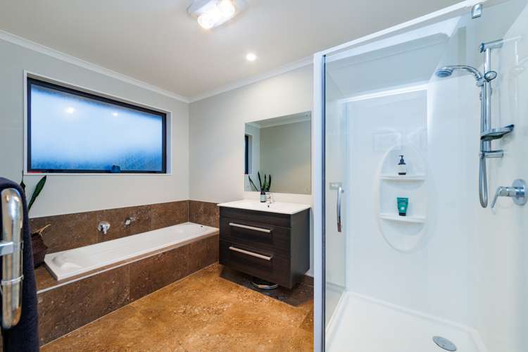 23 Galea Grove Kelvin Grove_13