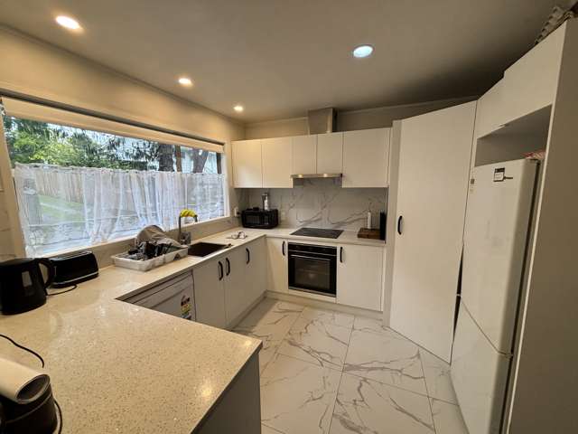 3 bedrooms, Massey