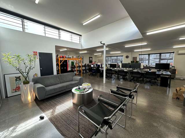 Boutique Three Lamps office