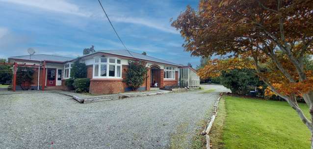 Character Home With Plenty Of Garaging On 2939m2