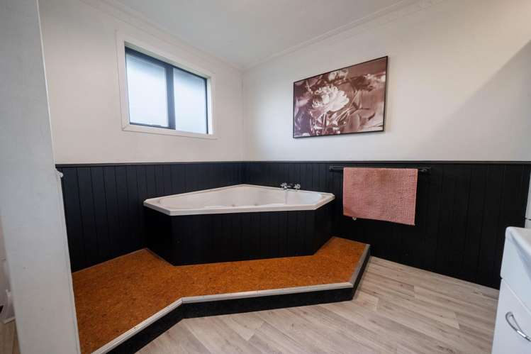 708 Queens Drive Waikiwi_19