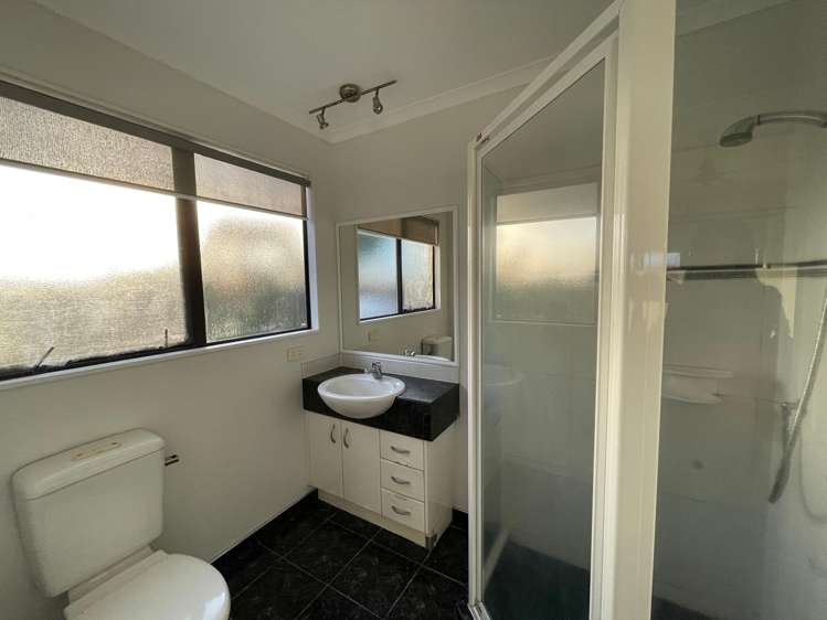 17 Erne Crescent East Tamaki_9