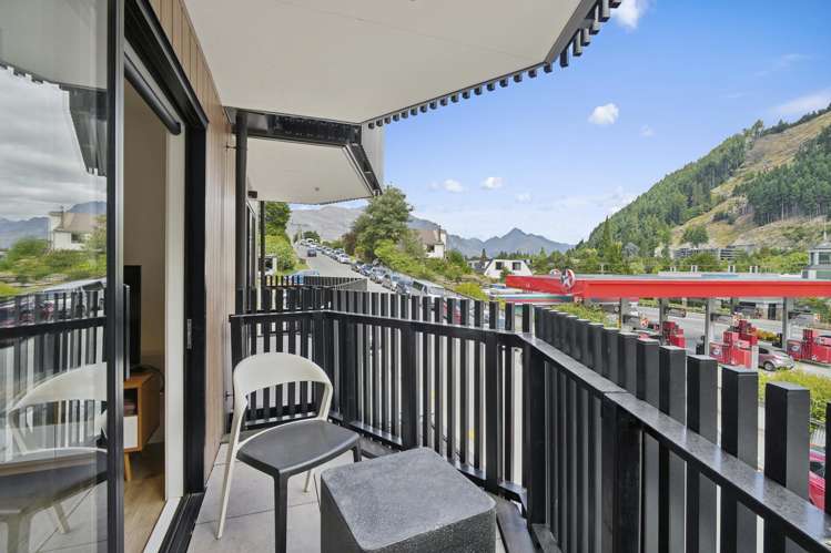 21B/135 Hallenstein Street Queenstown_6
