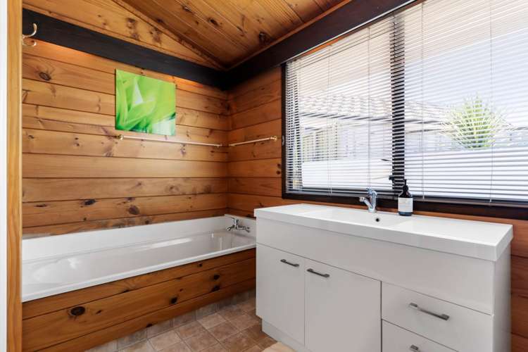 8 Bradbury Road Botany Downs_21