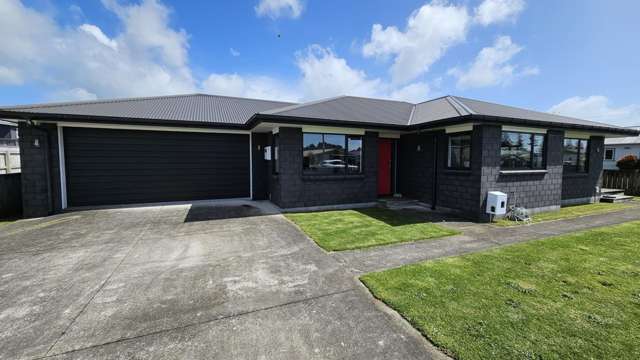 MODERN FAMILY HOME IN WAITARA