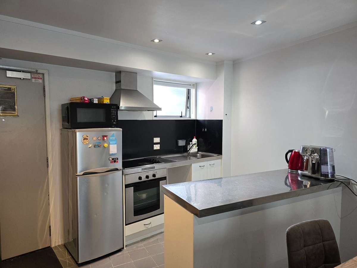 Stylish 2BR Apt with Balcony - Central AKL 1