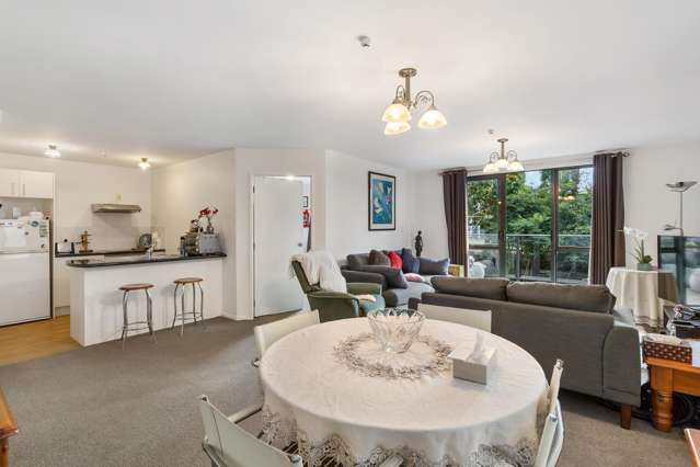 Spacious 2-Bed Apartment in Prime Location