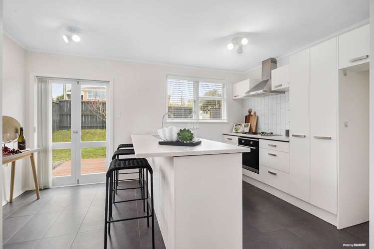 2 Marie Crescent Te Atatu South_11