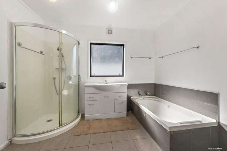 215 Vipond Road Stanmore Bay_10