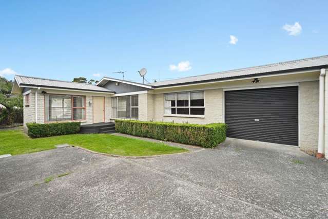 Bright and Spacious 2-Bedroom Home with Office and Large Backyard – Fantastic Location