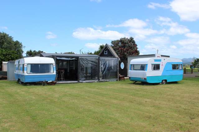 RELAXED HOLIDAY VIBES