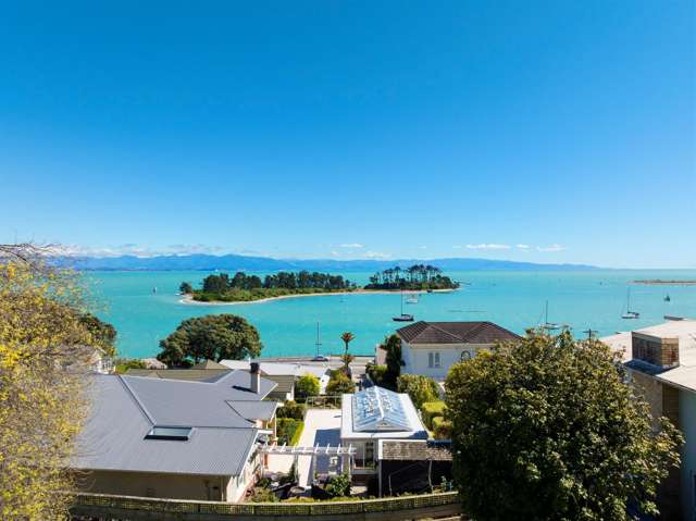 HARBOURSIDE GEM OVERLOOKING HAULASHORE
