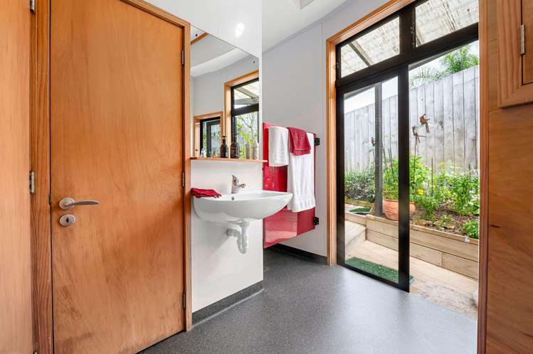 736 River Road Chartwell_17